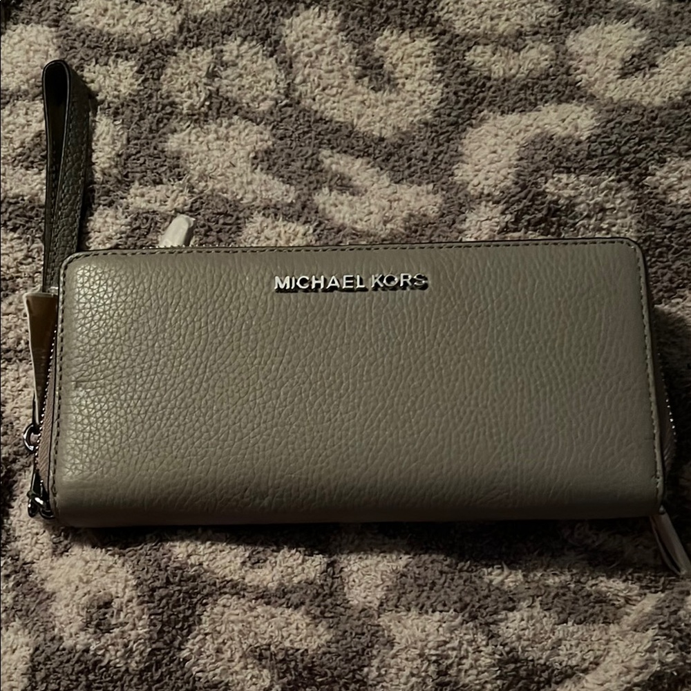 🚨REDUCED🚨Michael Kors Gray Wristlet Wallet NWT